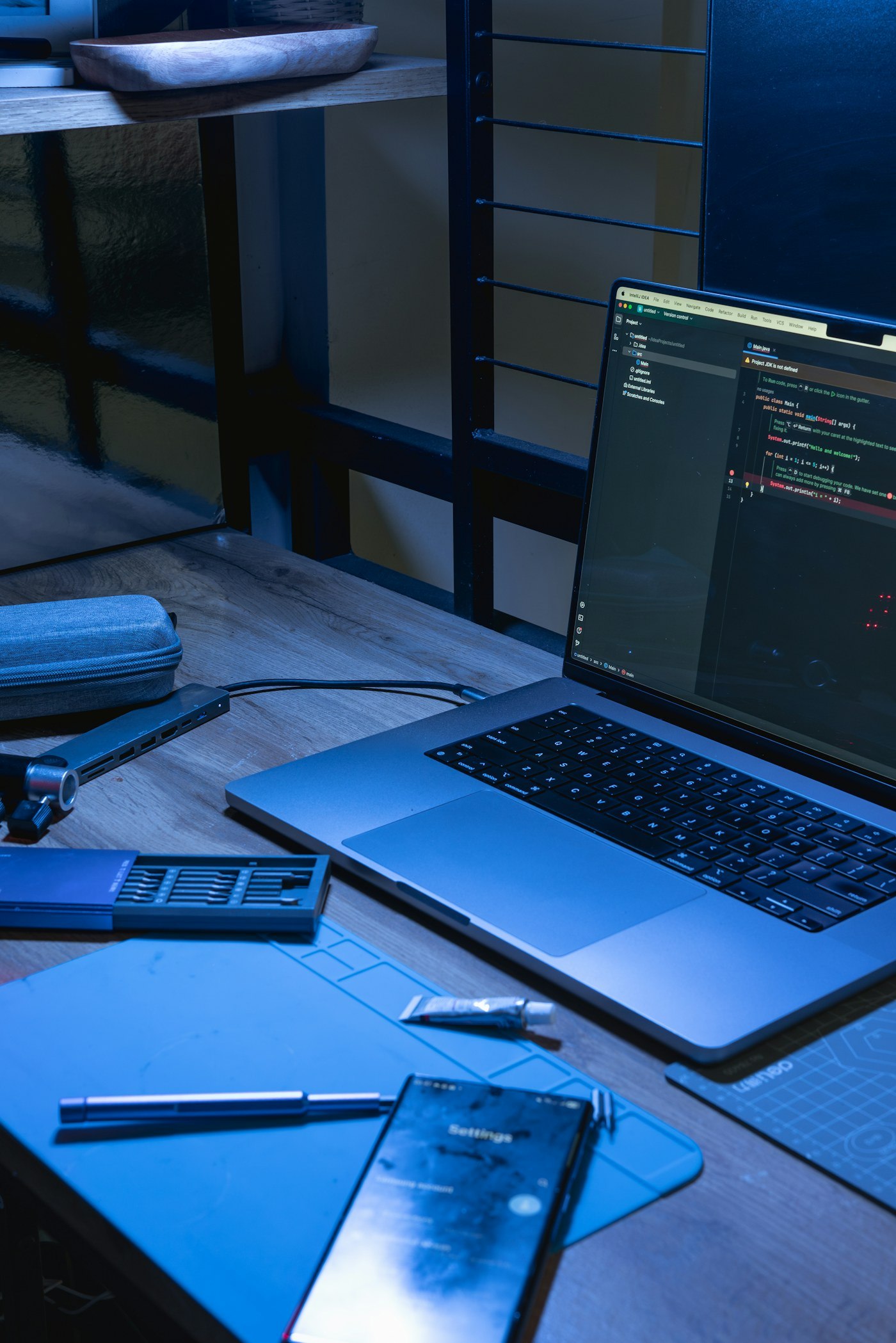 Laptop và điện thoại trên bàn làm việc lập trình