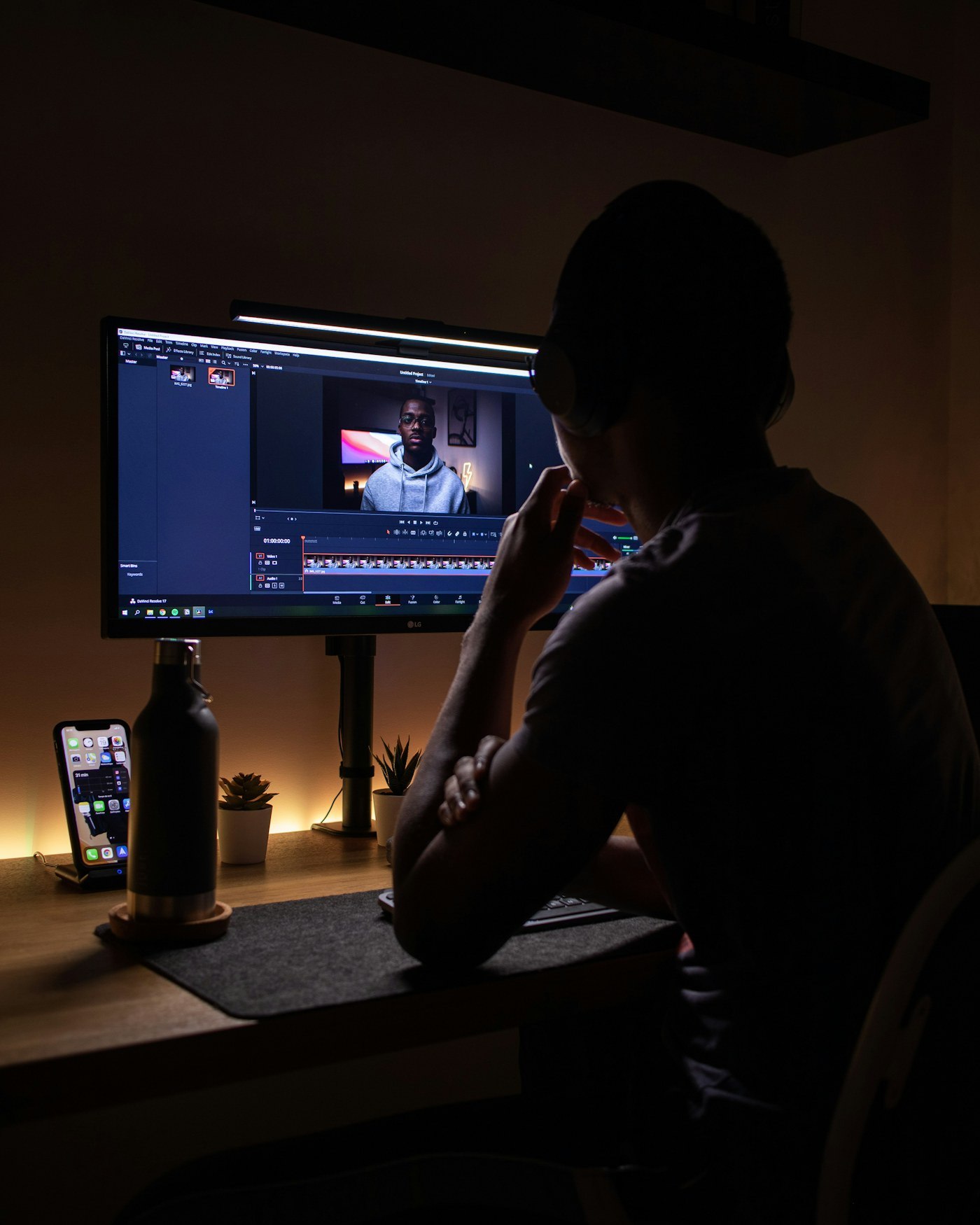 Biên tập viên dựng video tại máy tính